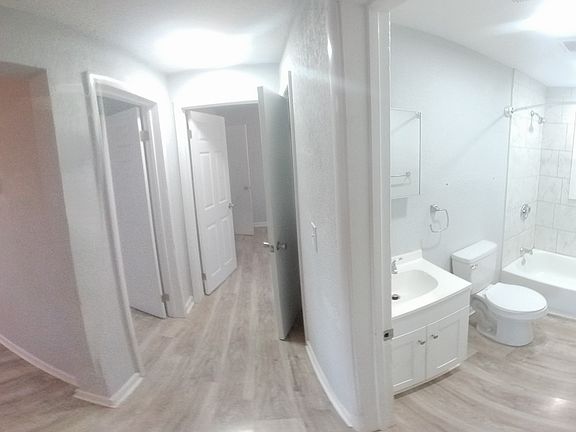 Full Bath on Hallway