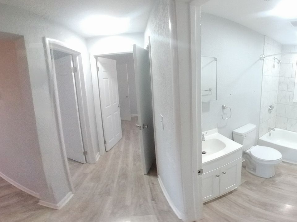 Full Bath on Hallway