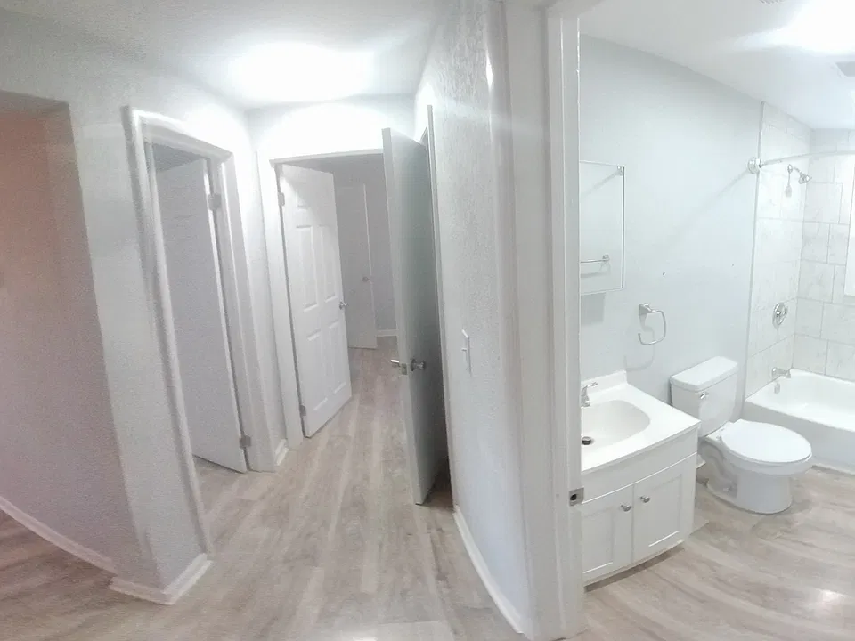 Full Bath on Hallway