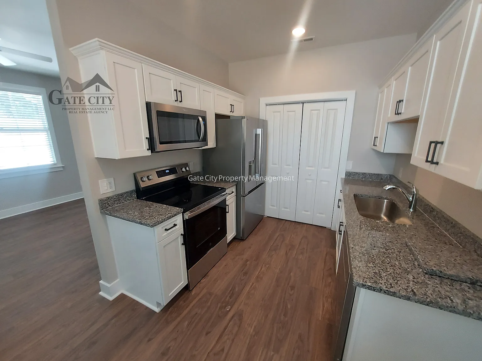 3 bed, 10 sqft, $1,600 — Photo 3