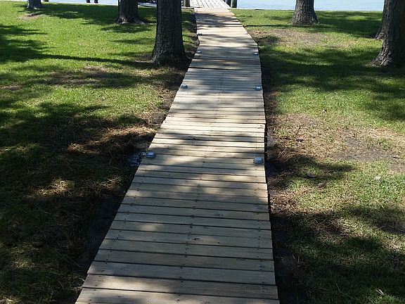 Walkway frrom house to dock