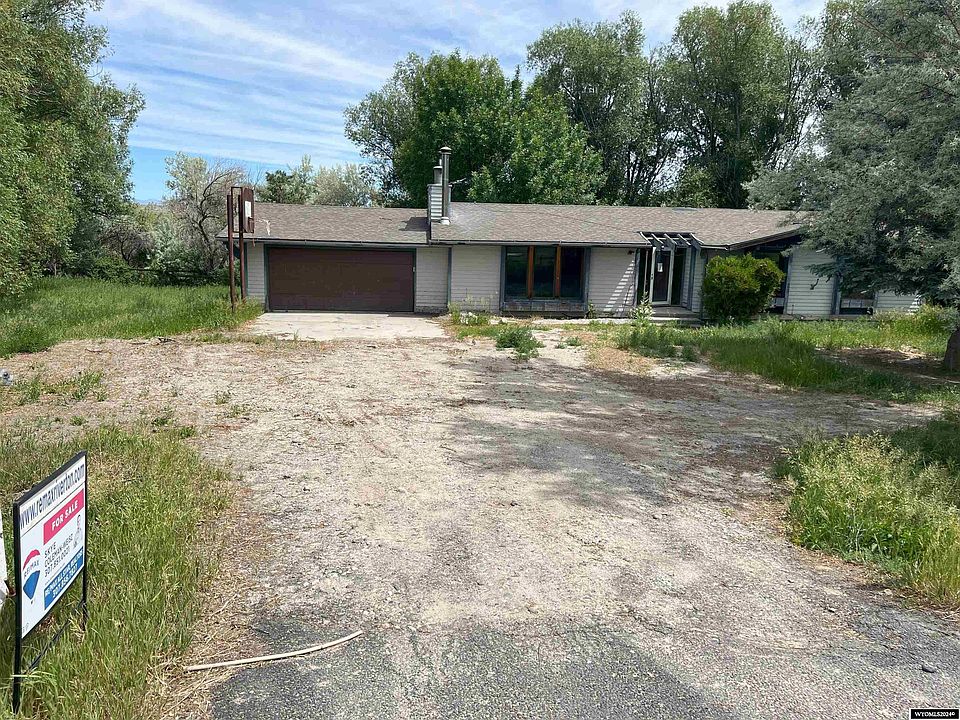 This is a Large foreclosure on 1 acre just West of Kinnear WY! 74,900