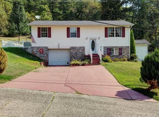 40 Oakmont Dr, Poca, WV 25159