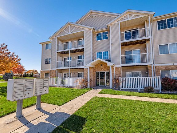 3rd image of 862 Hanneman Dr #306