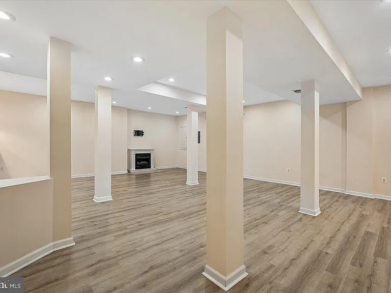 905 Royal Elm Ct — Photo 53