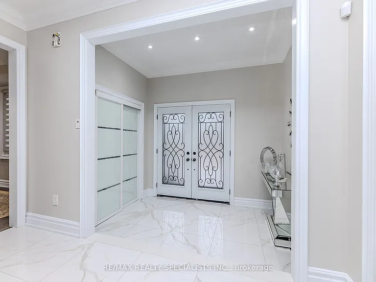 121 Boxwood Cres — Photo 5