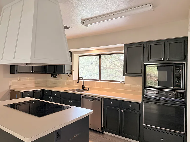 2401 Oakvale Dr — Photo 2