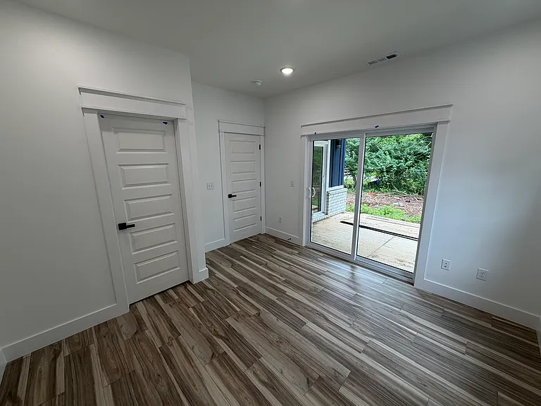 916 N Sang Ave — Photo 19