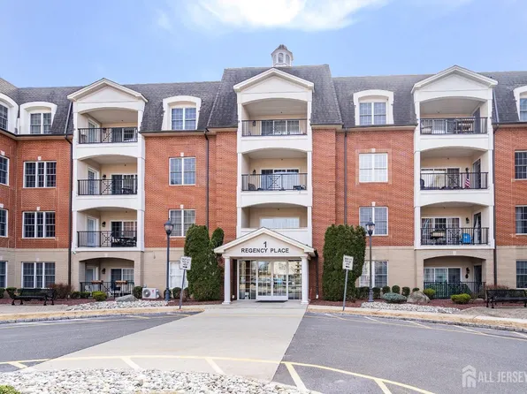 216 Regency Pl, Woodbridge, NJ 07095