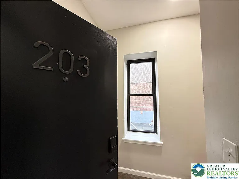 202 N 6th St #203 — Photo 3