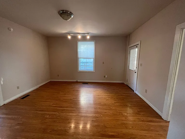 1122 Market St E — Photo 17