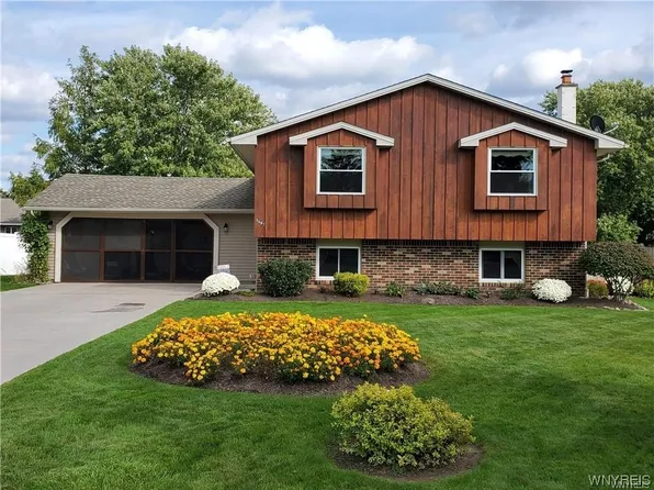 5697 Jennifer Dr W, Lockport, NY 14094