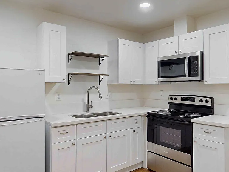 1718 Fairmount Blvd — Photo 2