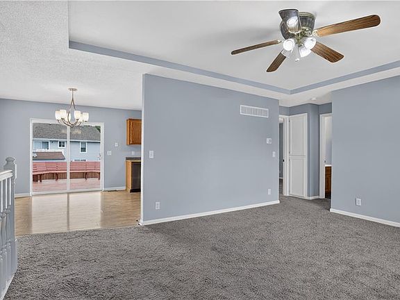 3rd image of 806 Garnet Cir