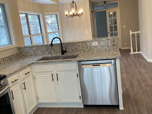 4th image of 422 Hill Ct