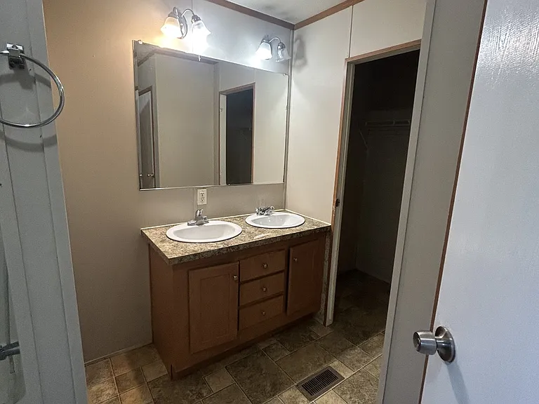 105 Zackary St — Photo 12
