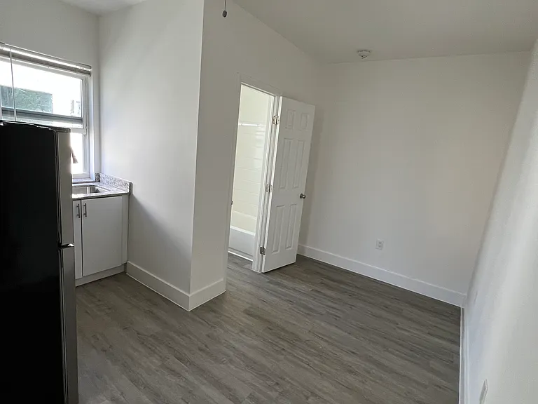 1012 SW 4th St #7 — Photo 6