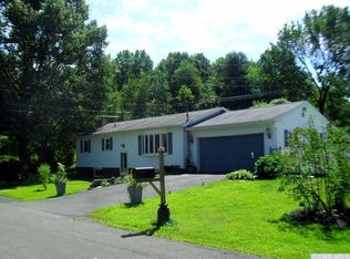 40 Lakeview Dr, Niverville, NY 12184