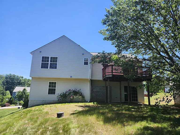 8 Pembroke Ln — Photo 2