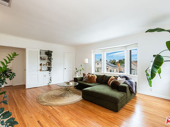 3rd image of 807 N Alexandria Ave