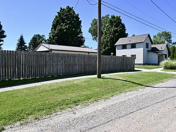 5th image of 228 Union St