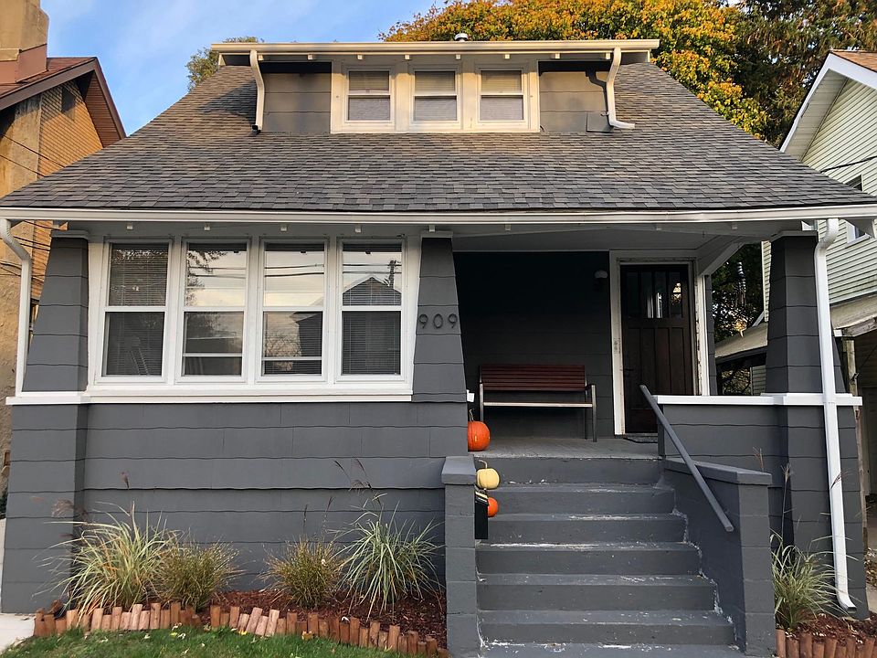 1917 updated Craftsman home on quiet street 1 block from Main Street