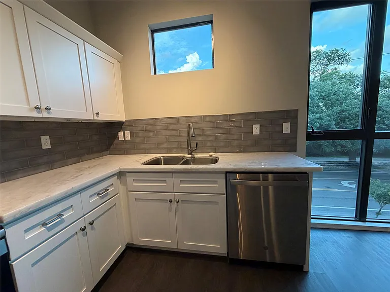 2727 Houston Ave #202 — Photo 7