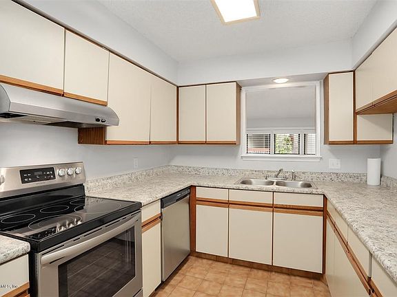 5th image of 604 Clubhouse Ct #604