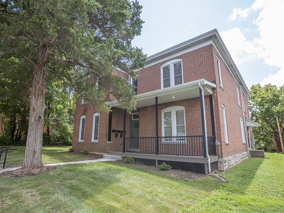 1122 E McCarty St
