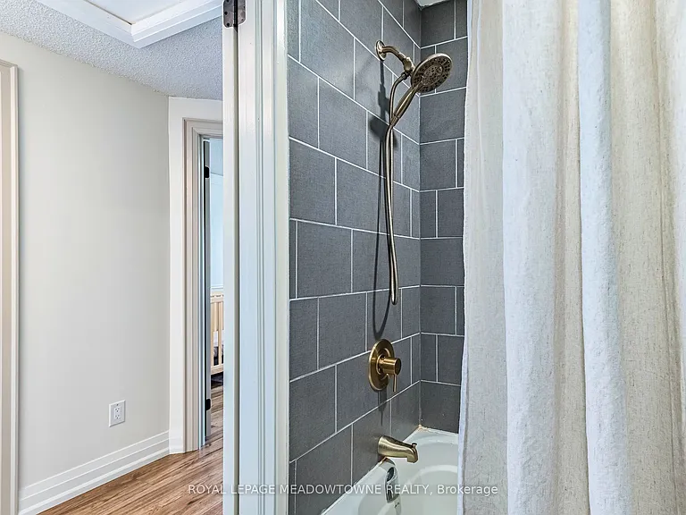 520 Pineview Gdns — Photo 20