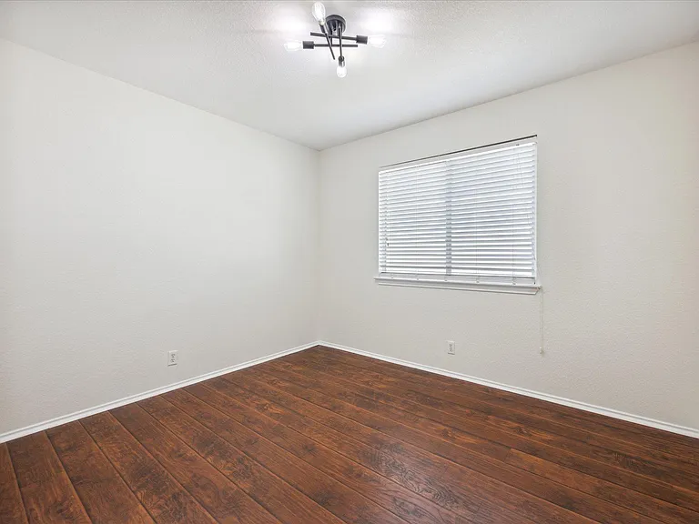 108 Loryn Dr — Photo 6