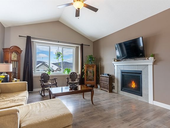 3rd image of 425 Aralia Pl