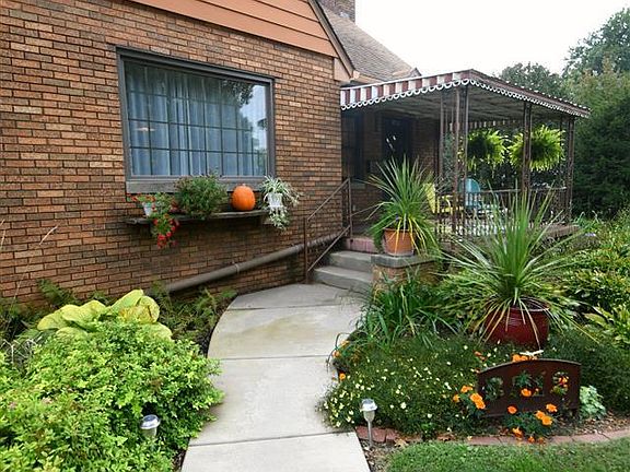 4th image of 2512 W Melrose Pl