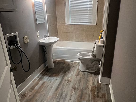 3rd image of 2125 Amelia Ave