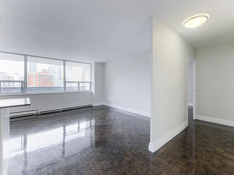 155 Wellesley St E — Photo 4