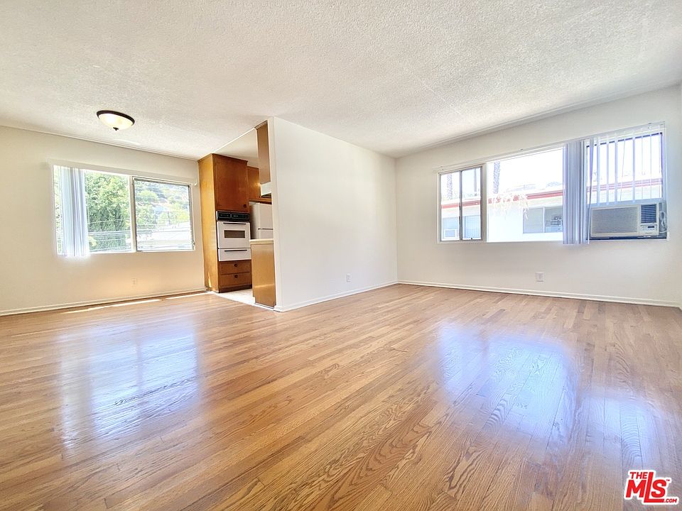 1st image of 2548 N Beachwood Dr #4A