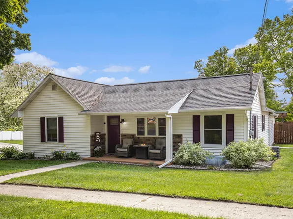 607 N Court St, Stanton, MI 48888