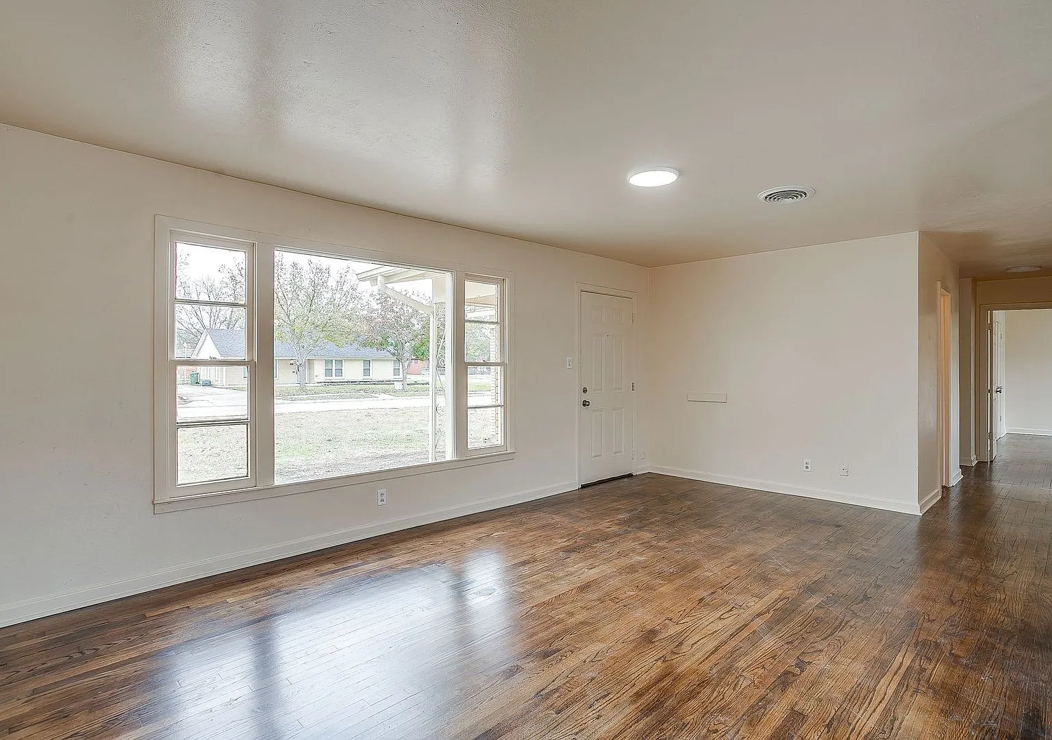 Ready for New Tenants- 3 Bedroom, 1.5 Bath in NRH- Birdville ISD- 76108 — Photo 4