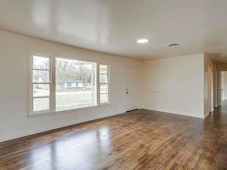 4315 Mackey Dr — Photo 4