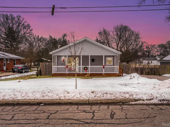 420 Elizabeth St, Fennville, MI 49408