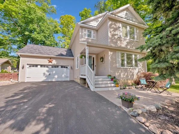 737 Camilla Blvd, Lake Orion, MI 48362