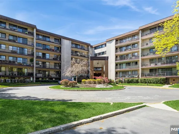 521 Piermont Ave APT 409, Westwood, NJ 07675