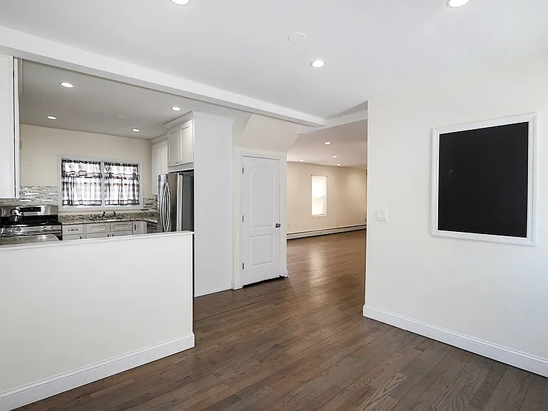 987 Kings Pkwy — Photo 11