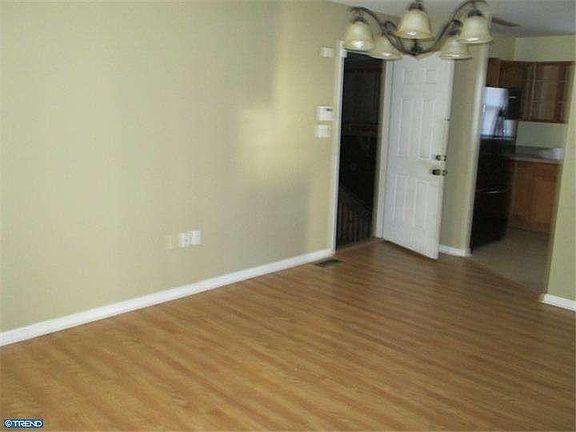 5th image of 136 Morris St