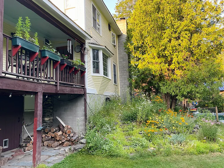 516 Giddings St — Photo 2