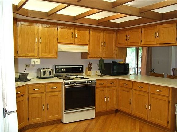 Kitchen w/breakfast bar