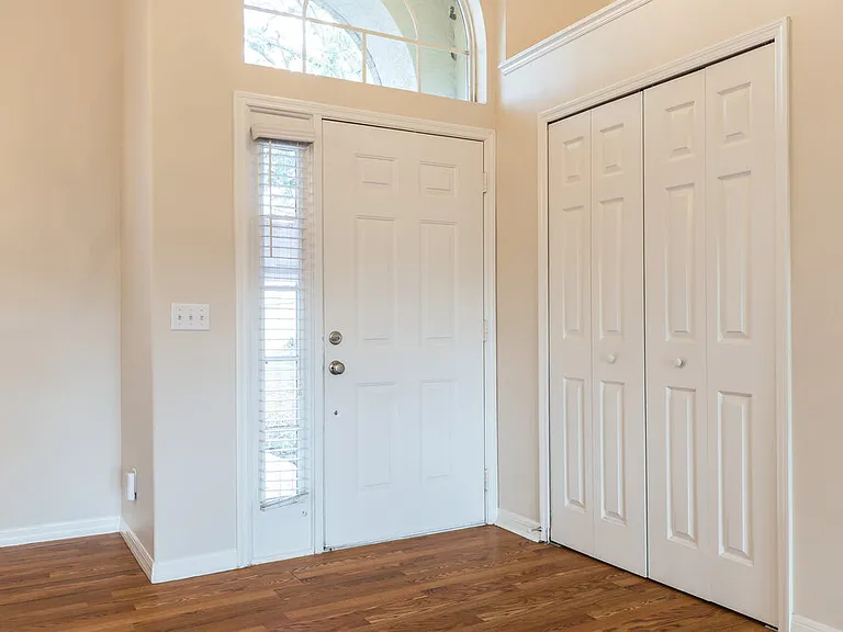 502 Valencia Place Cir — Photo 2