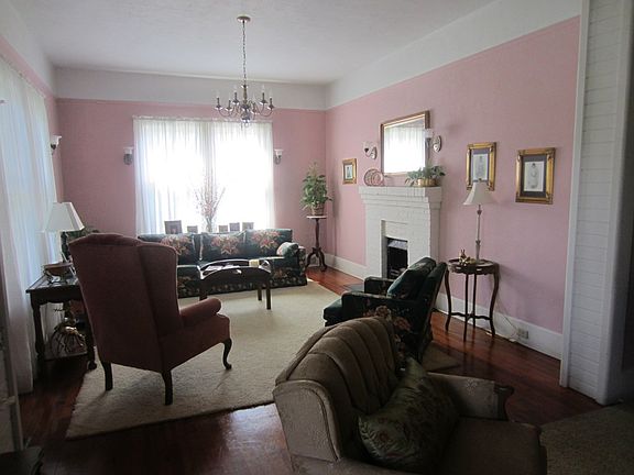 3rd image of 402 W Barbour St