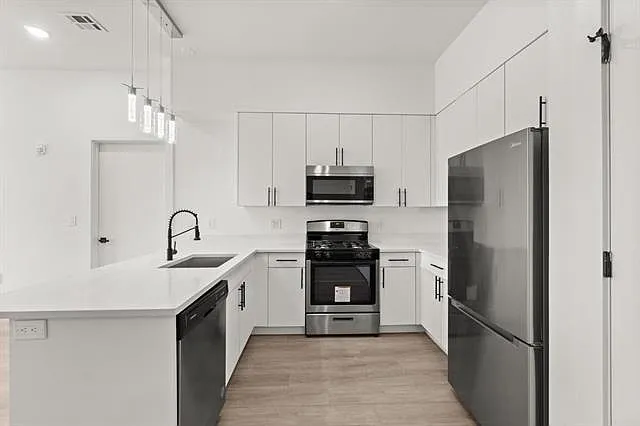 425-429 Avenue C404 — Photo 14