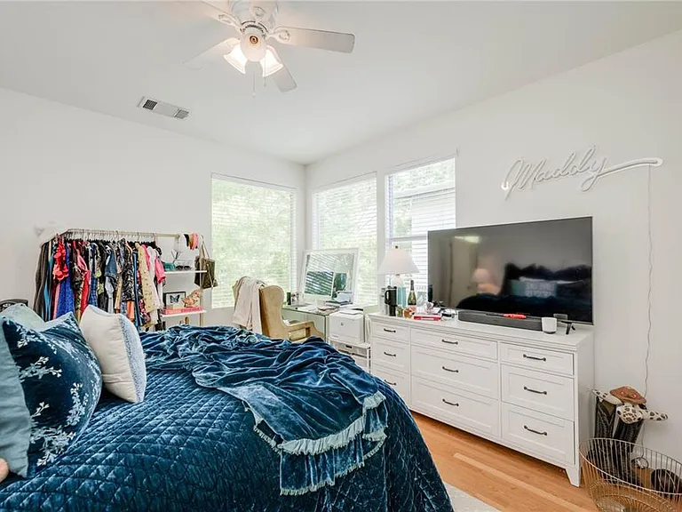 712 E 45th St — Photo 14